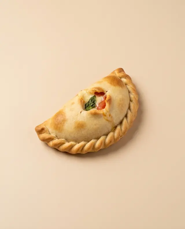 Empanada Tomate, queso y albahaca